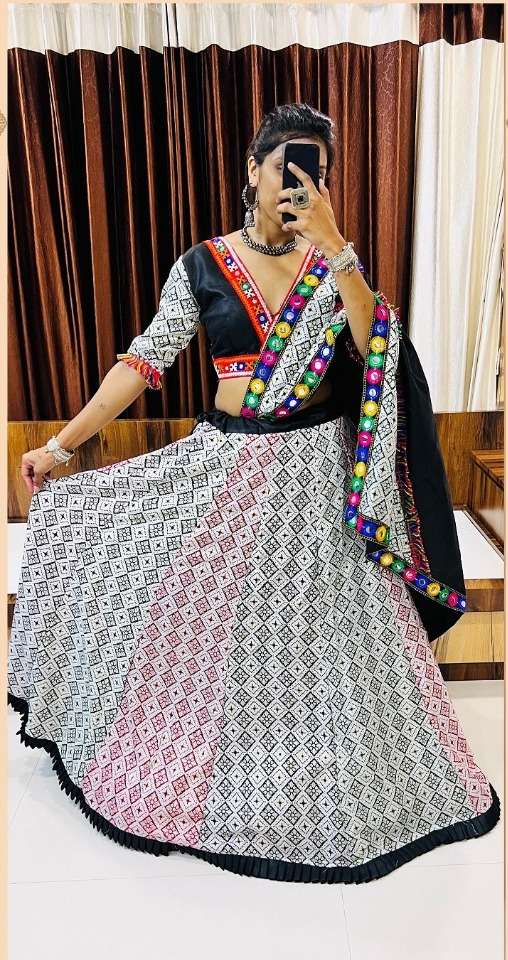 RAJWADI VOL - 7 D - 7036 AAWIYA NAVRATRI SPECIAL TRADITIONAL LEHENGA CHOLI WHOLESALE CATALOG