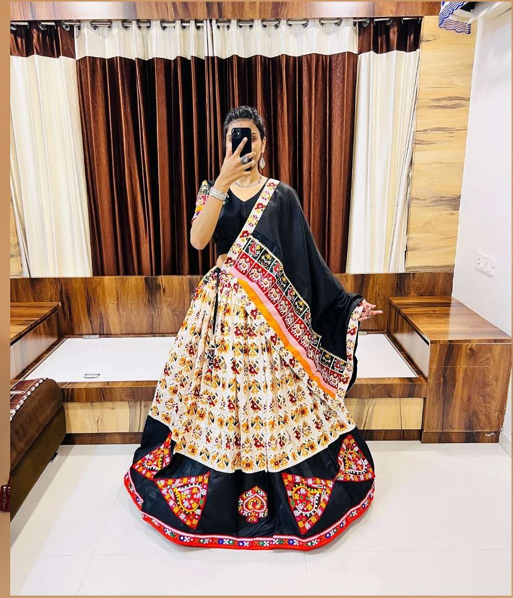 RAJWADI VOL - 7 D - 7038 AAWIYA NAVRATRI SPECIAL TRADITIONAL LEHENGA CHOLI WHOLESALE CATALOG