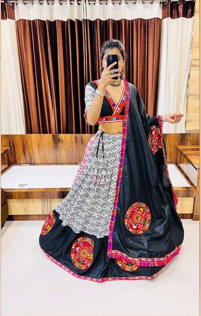RAJWADI VOL - 7 D - 7039 AAWIYA NAVRATRI SPECIAL TRADITIONAL LEHENGA CHOLI WHOLESALE CATALOG
