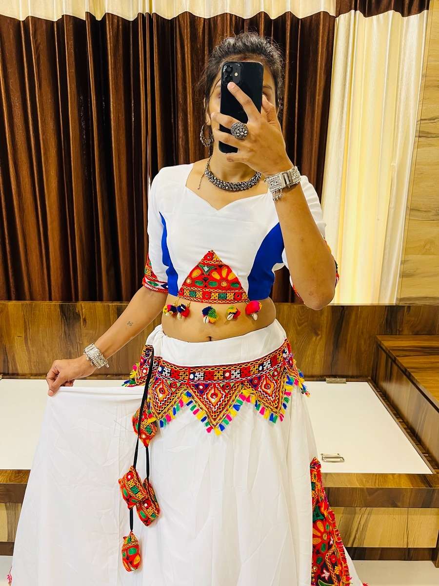 RAJWADI VOL -8  7053 AAWIYA NAVRATRI SPECIAL TRADITIONAL LEHENGA CHOLI WHOLESALE CATALOG 