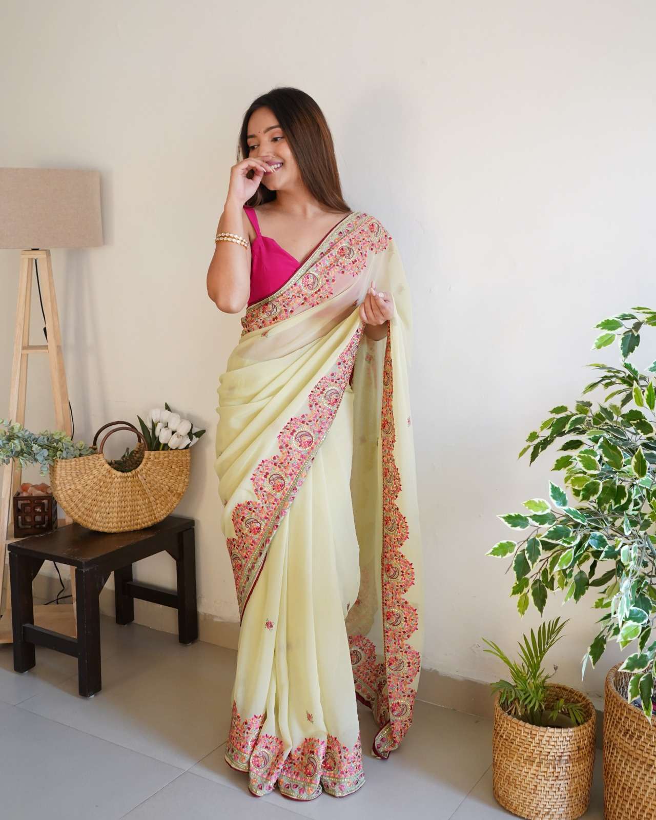 Smiti Designer Georgette Embroiderad Saree Wholesale catalog