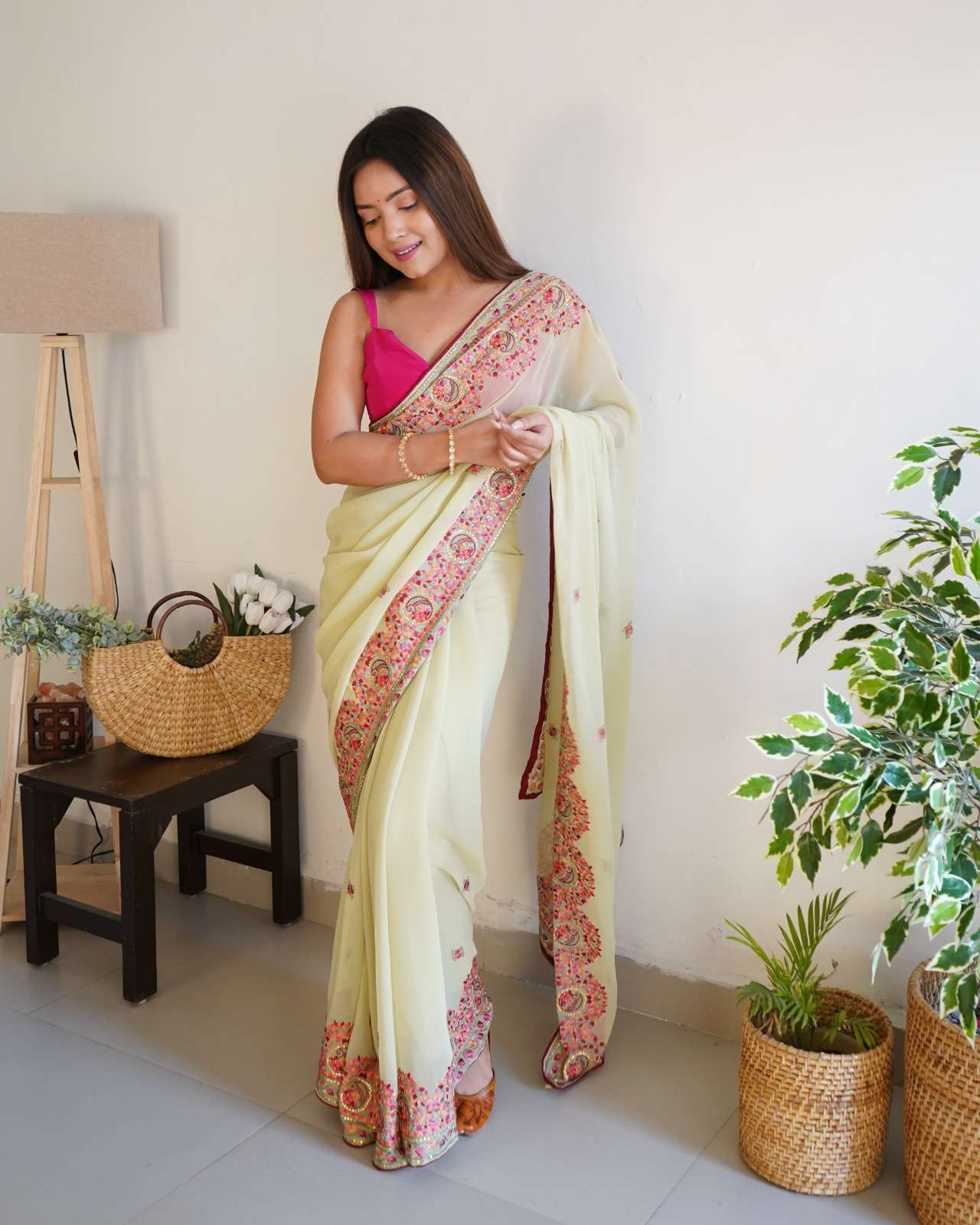 Smiti Designer Georgette Embroiderad Saree Wholesale catalog