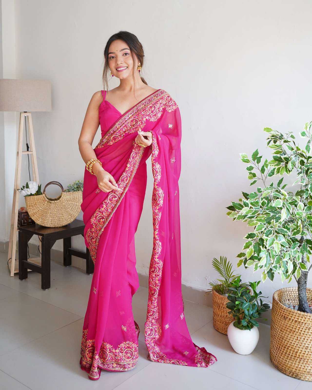 Smiti Designer Georgette Embroiderad Saree Wholesale catalog