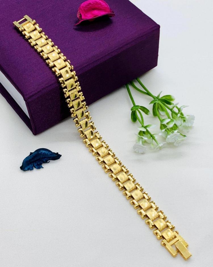Salman Lukky Classy Men Gold Brass Metal Chain Bracelet